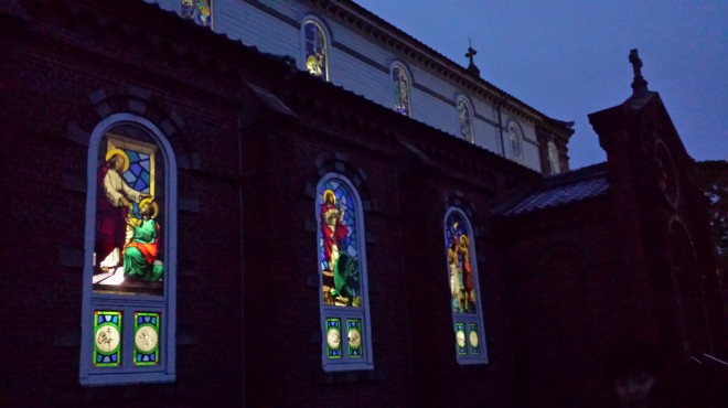 二つの美しいステンドグラス ｜ 「おらしょ－こころ旅」（長崎と天草