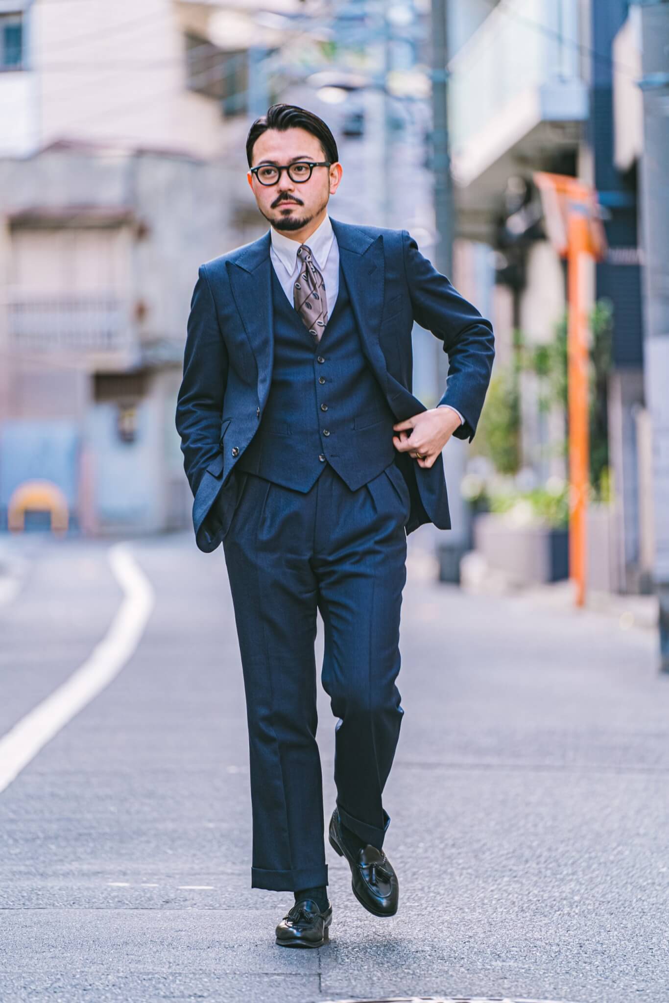 ネイビースーツを洒脱に着こなすポイントとは？オーダースーツの