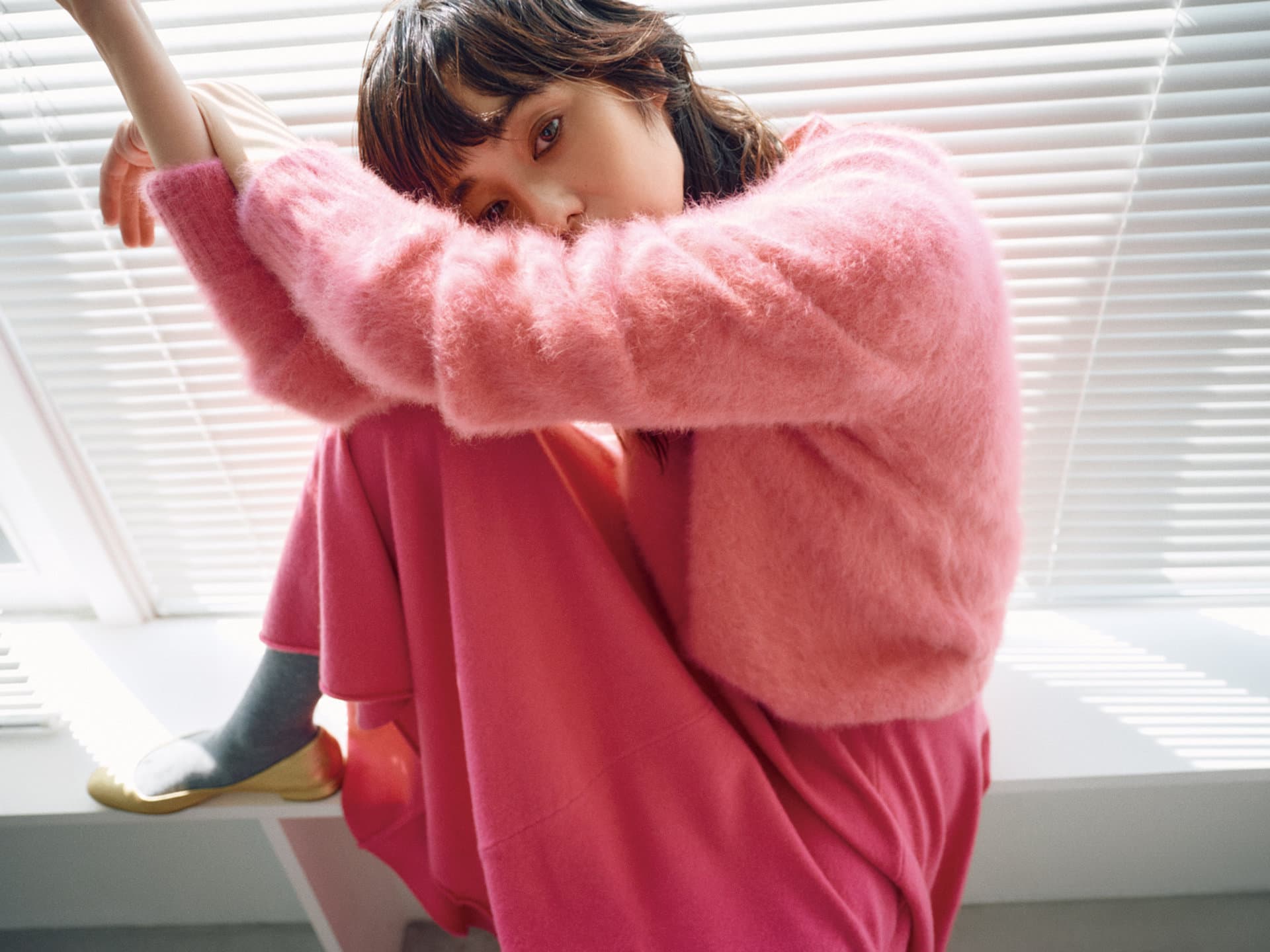 ビビッドカラーを全身で。【ロンハーマン】のピンクシャギーニットに包