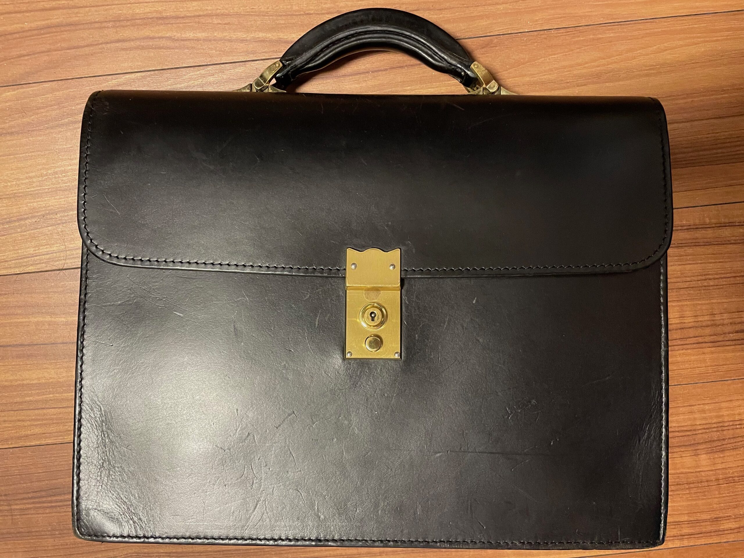 5年愛用】大峡製鞄のビジネスバッグは超頑丈。ビシッと決めたスーツ