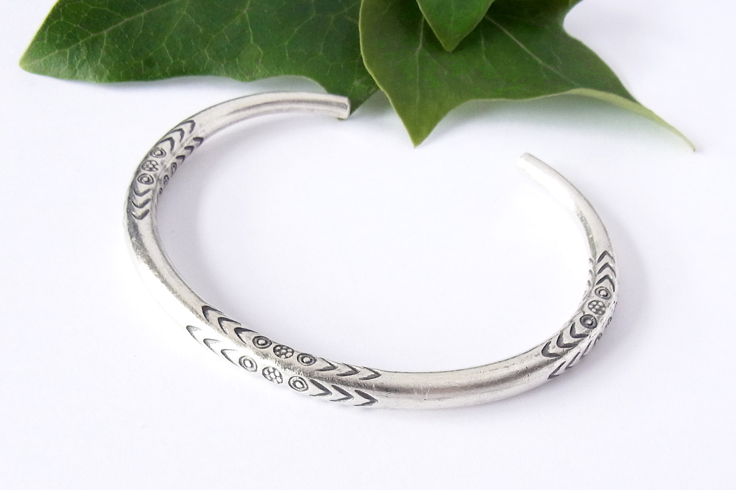 PANDAN TREE】カレン族シルバーバングルNo.A-KBA-323|魔除けや魚などの