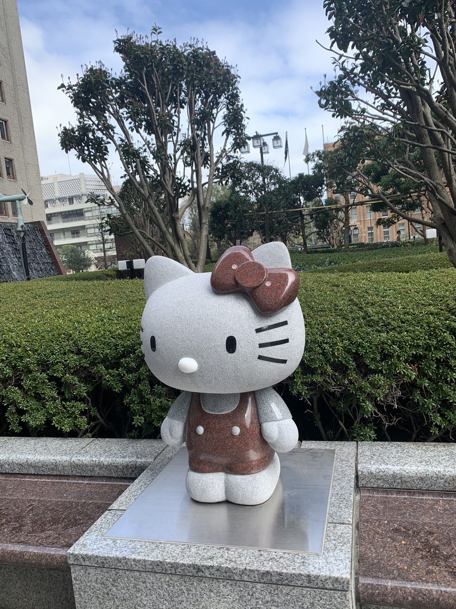 霞が関にあるビジネスビルの敷地で、石像のキティちゃんを発見♪すぐ