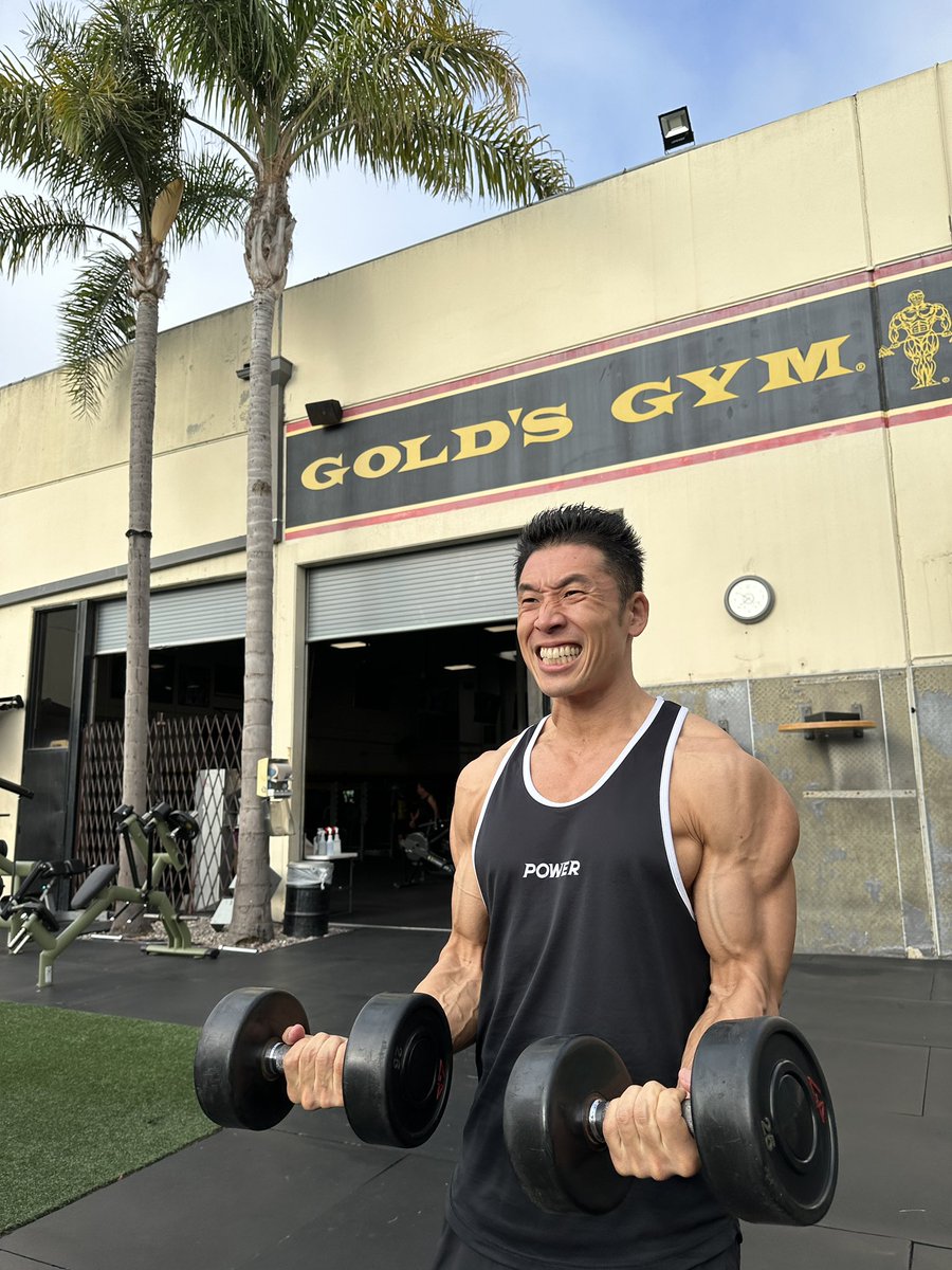 早朝から腕トレしました。 屋内スペースでは、マッチョの横で、 屋外