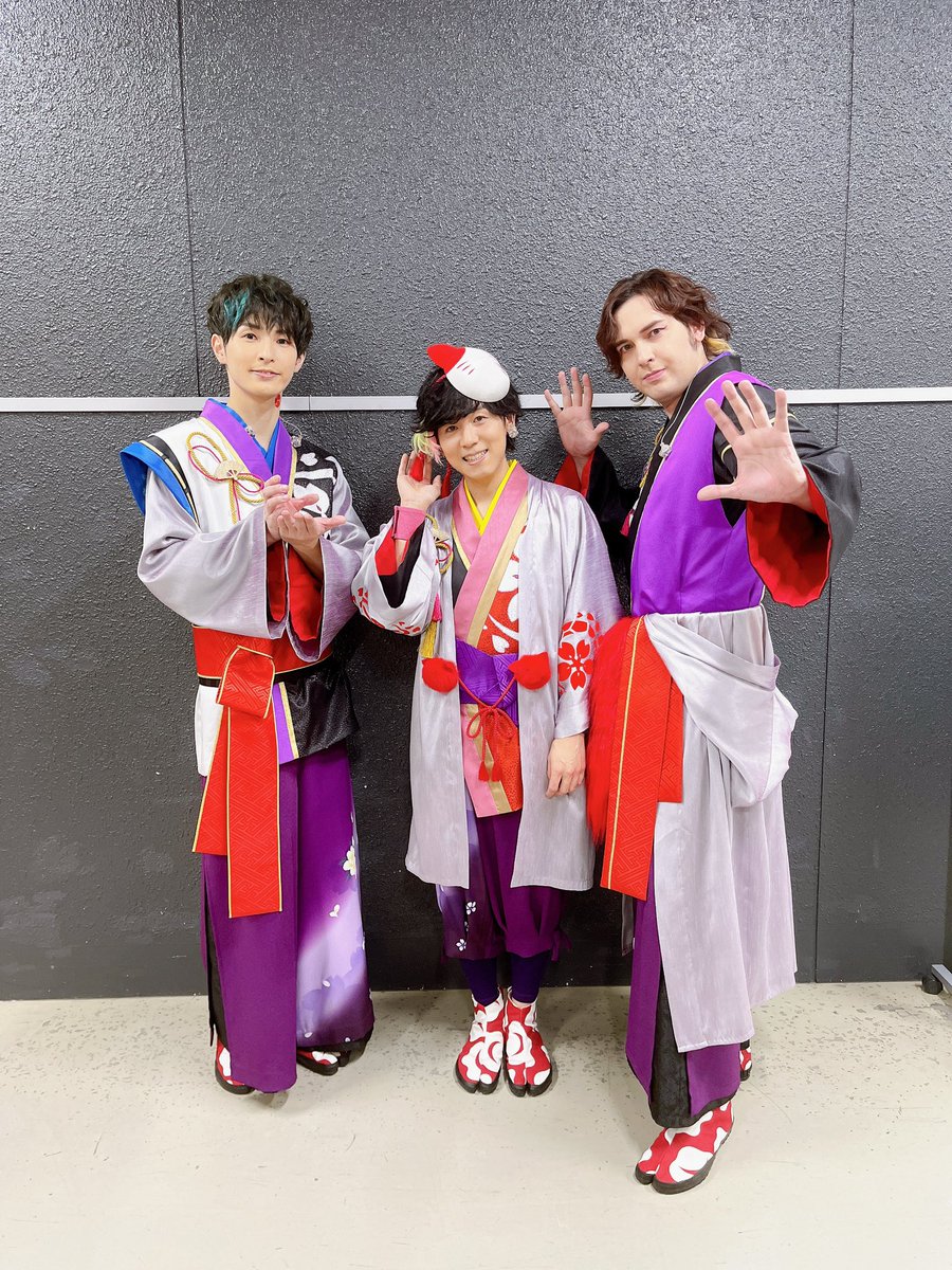 沢山湿布貼って目薬して寝るんだよ😹