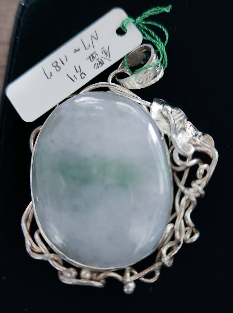 これ偽物ではなく、本物で鑑定書も本物なんだけど『翡翠としての価値