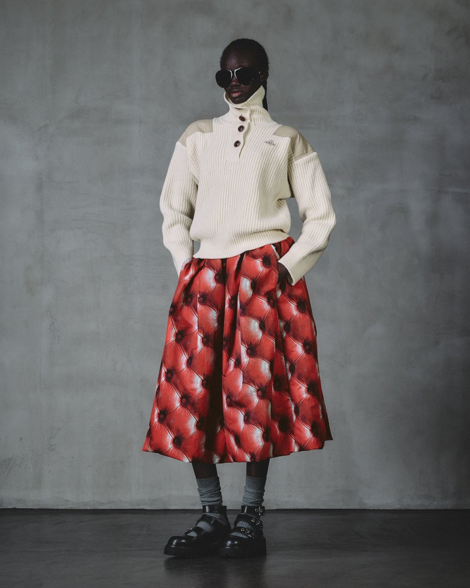 魅惑的な赤いソファーのトロンプイユがフェティッシュなボリューム感の