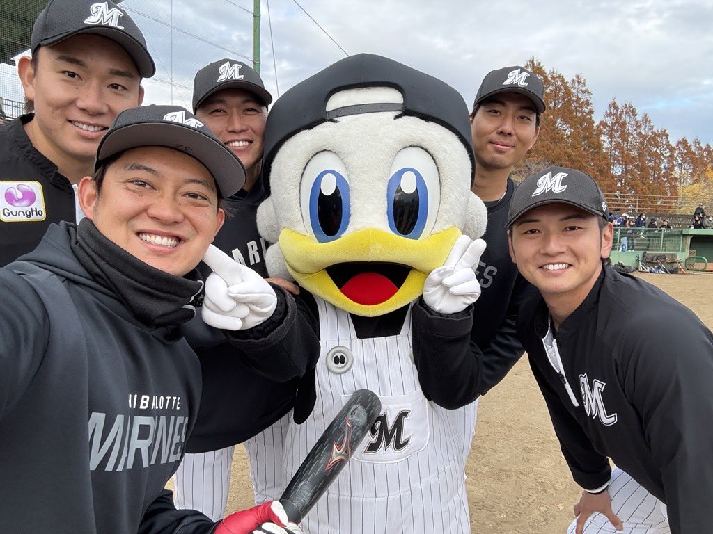 野球教室にはズーちゃんも来ていたので選手たちと一緒に記念撮影