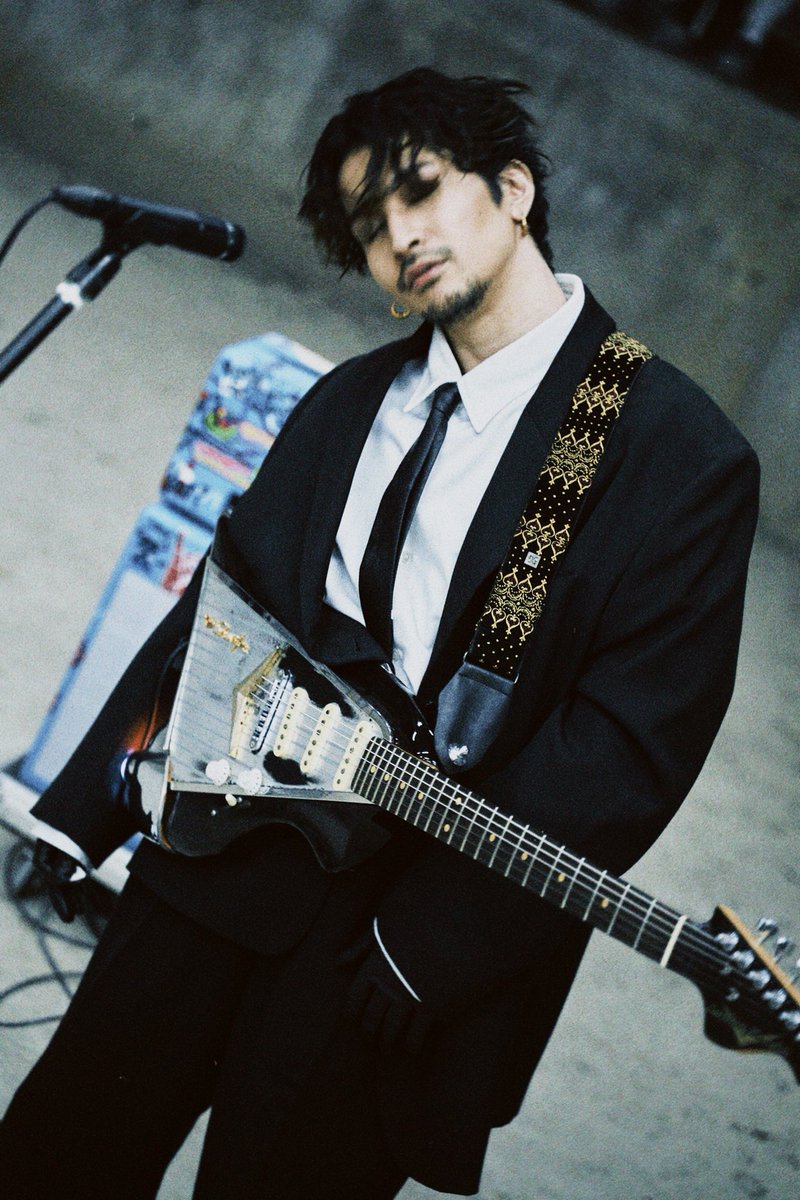 何億光年ぶりに楽器屋に行って新しいギターを買った。メリークリスマス🎄🎸