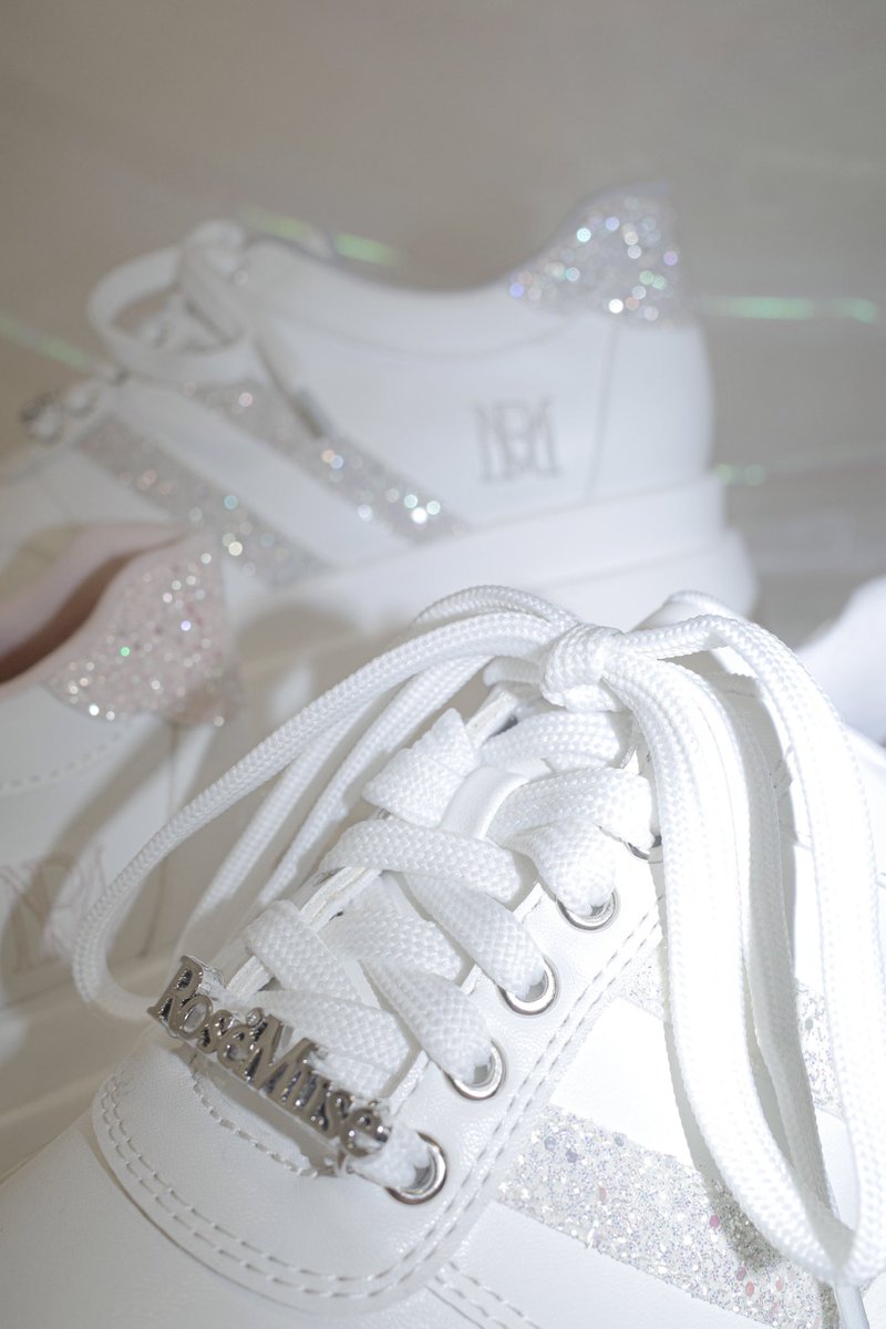 ロゼミュスニーカー👟🎀 キラキラのグリッターが歩くたび可愛くて 厚底