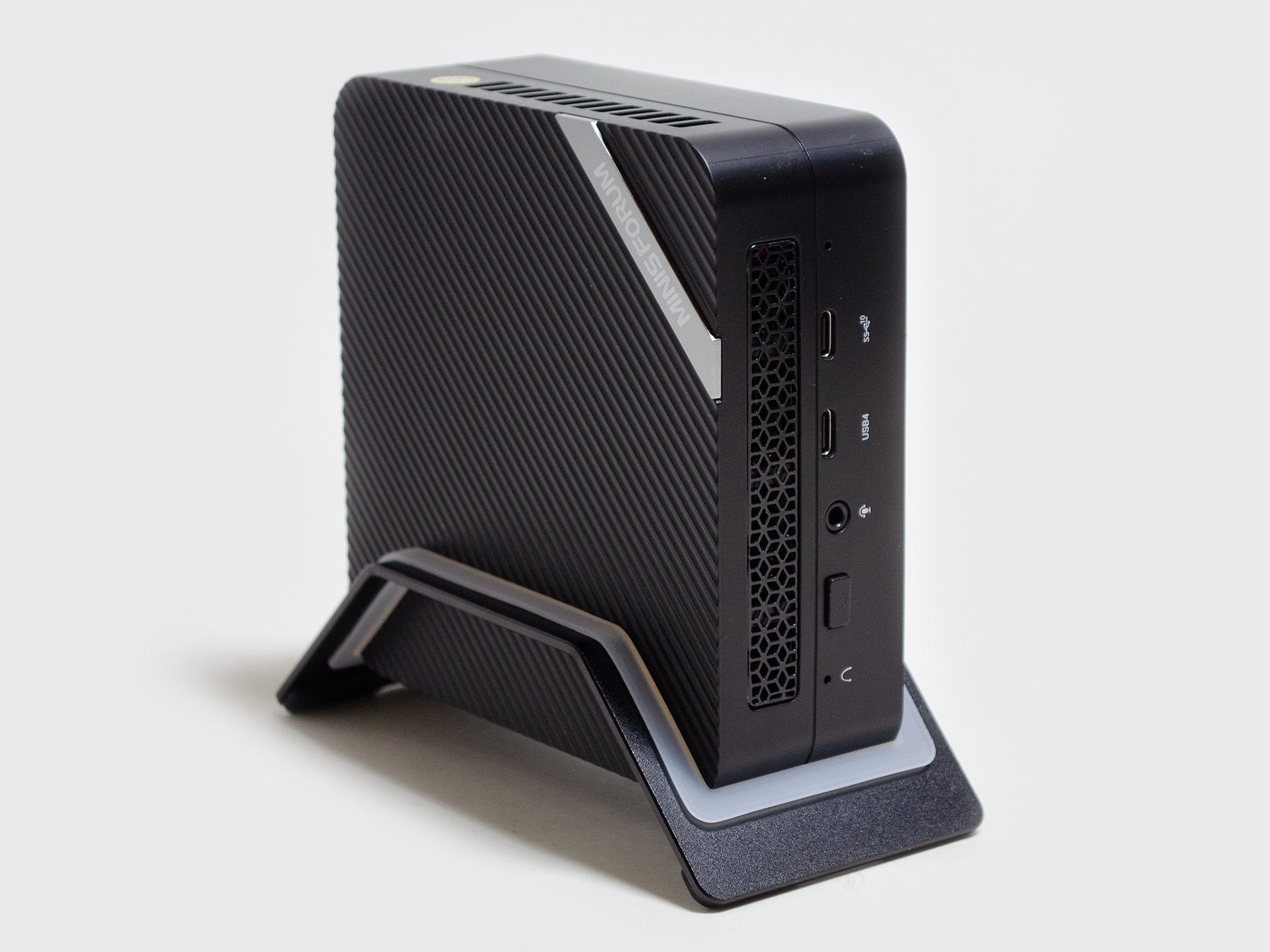 西川和久の不定期コラム】Ryzen 9 6900HXを搭載し、USB4にも対応した