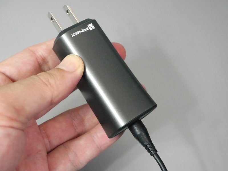 やじうまミニレビュー】1,000種類以上のノートPCで使える85gの超小型AC