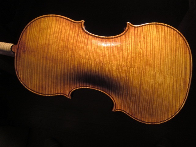 Amatiの裏板、せっかくの虎杢が美しく見られるように : Cremona Kuga