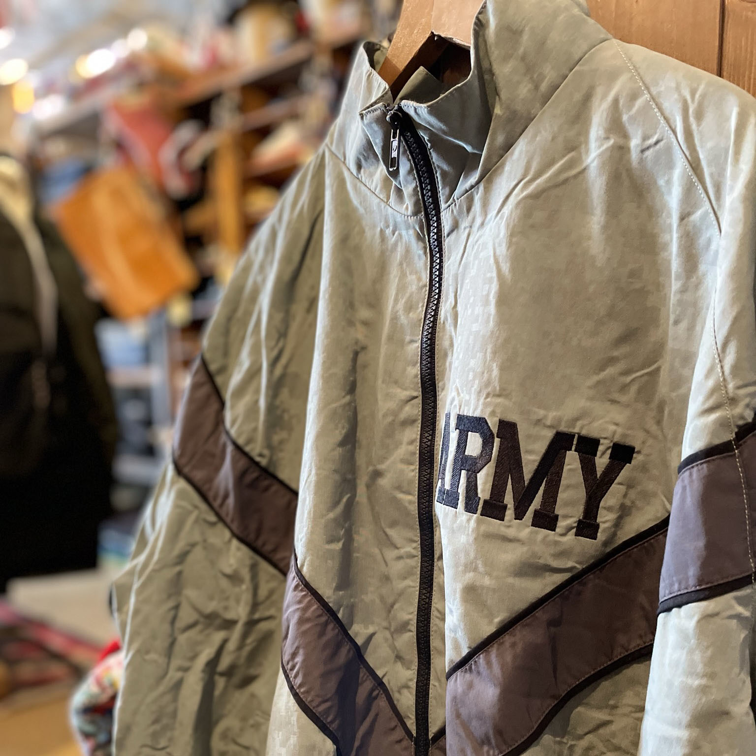 米軍 US ARMYのIPFU トレーニング用デジカモ ナイロンジャケット