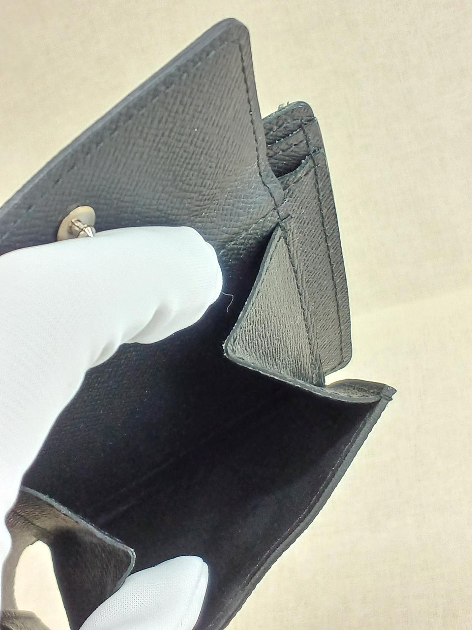 ルイヴィトン(LOUIS VUITTON)|ルイヴィトン エピ 二つ折り財布 黒