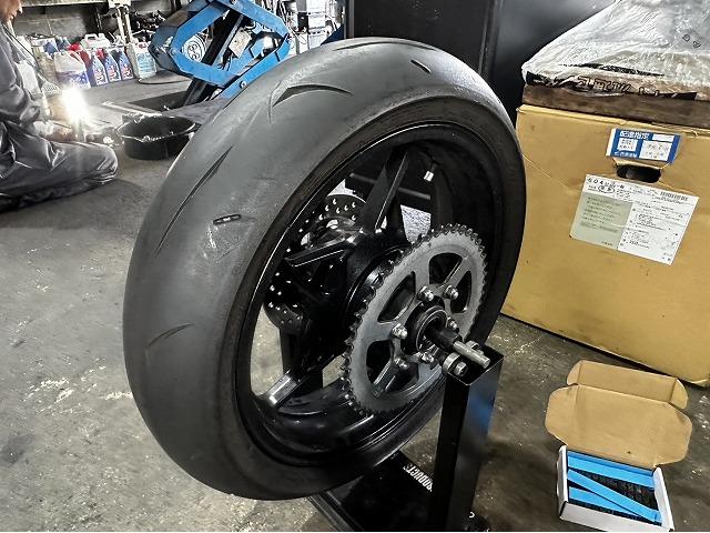 滋賀オートライフハノ カワサキ「ZX-25R」の持込タイヤ交換(前後