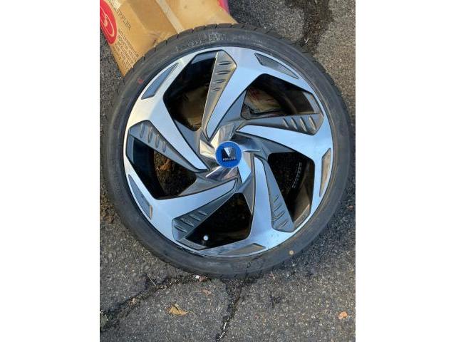 トヨタ プリウス Aプレミアム トヨタ純正タイヤからモデリスタ