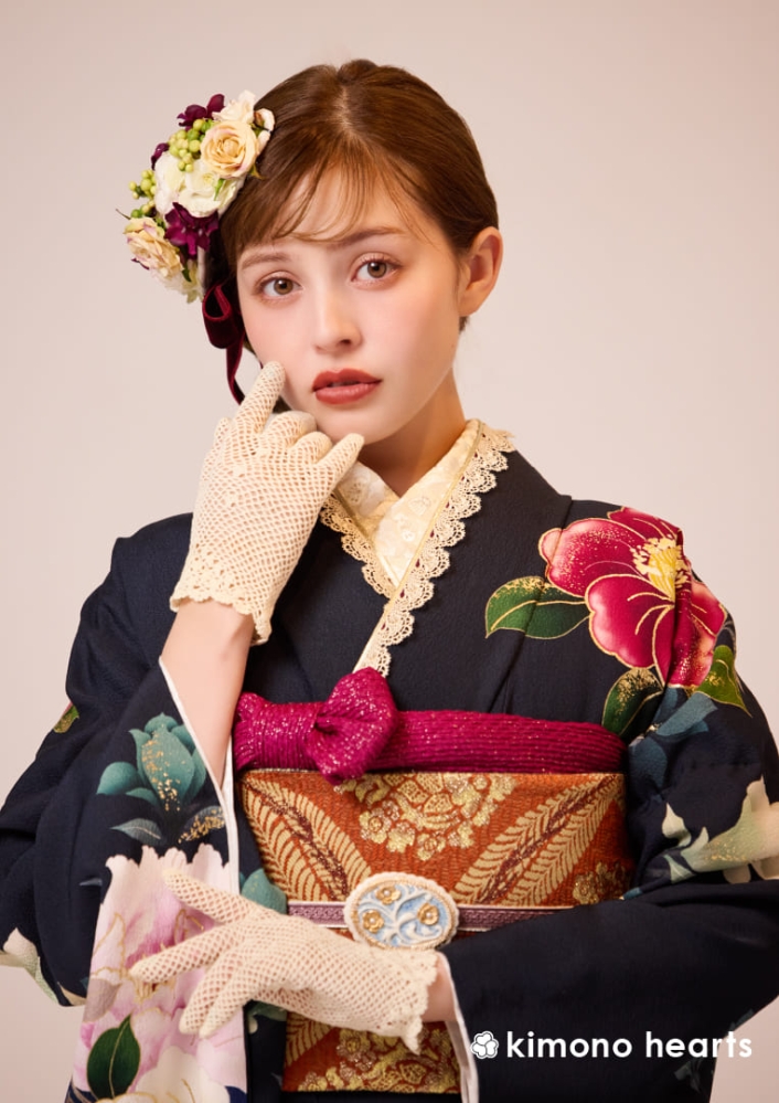 深い紺地に紅白の椿や牡丹。大正ロマンな雰囲気の成人式振袖 | kimono