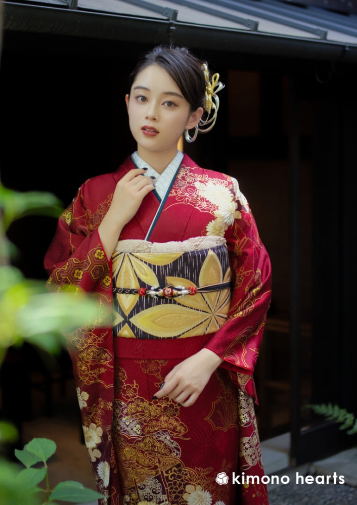 落ち着いた赤色に菊花が上品に煌めく伝統古典柄の成人式振袖 | kimono