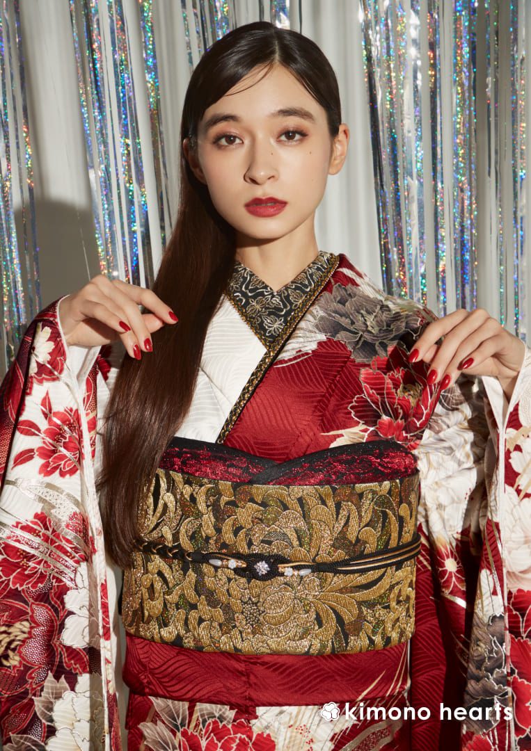 赤と白の牡丹が咲き誇る振袖+金の帯でゴージャスに装う成人式 | kimono