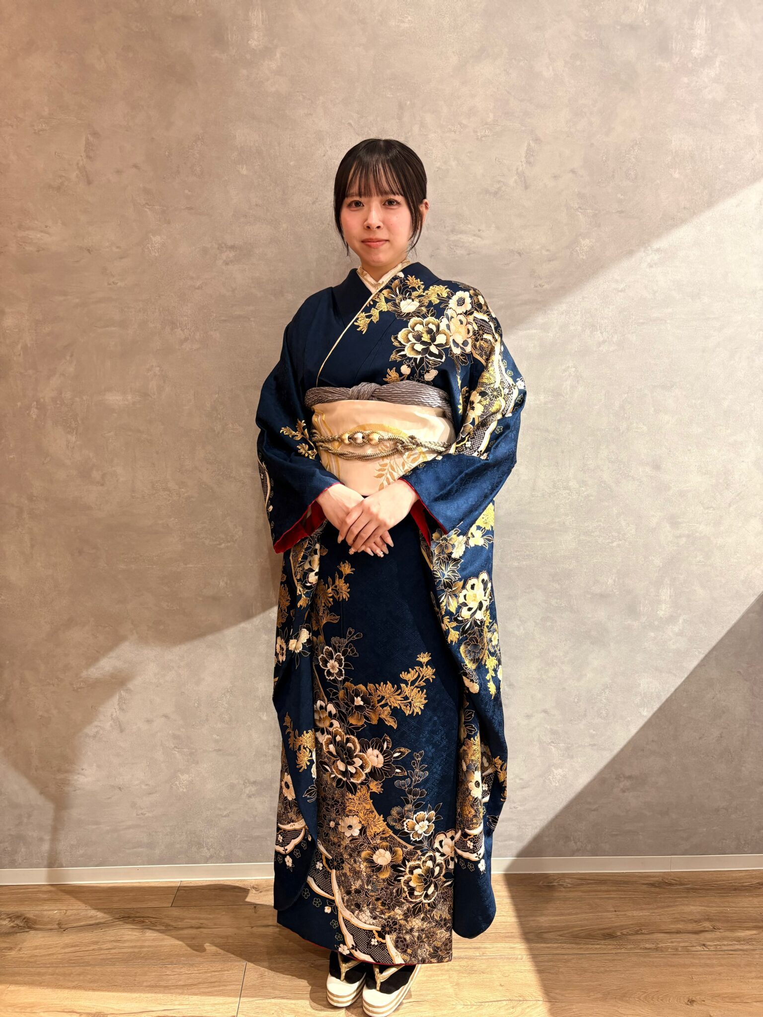 紺とゴールドの上品な雰囲気の粋古典の振袖 | kimono hearts | 成人式