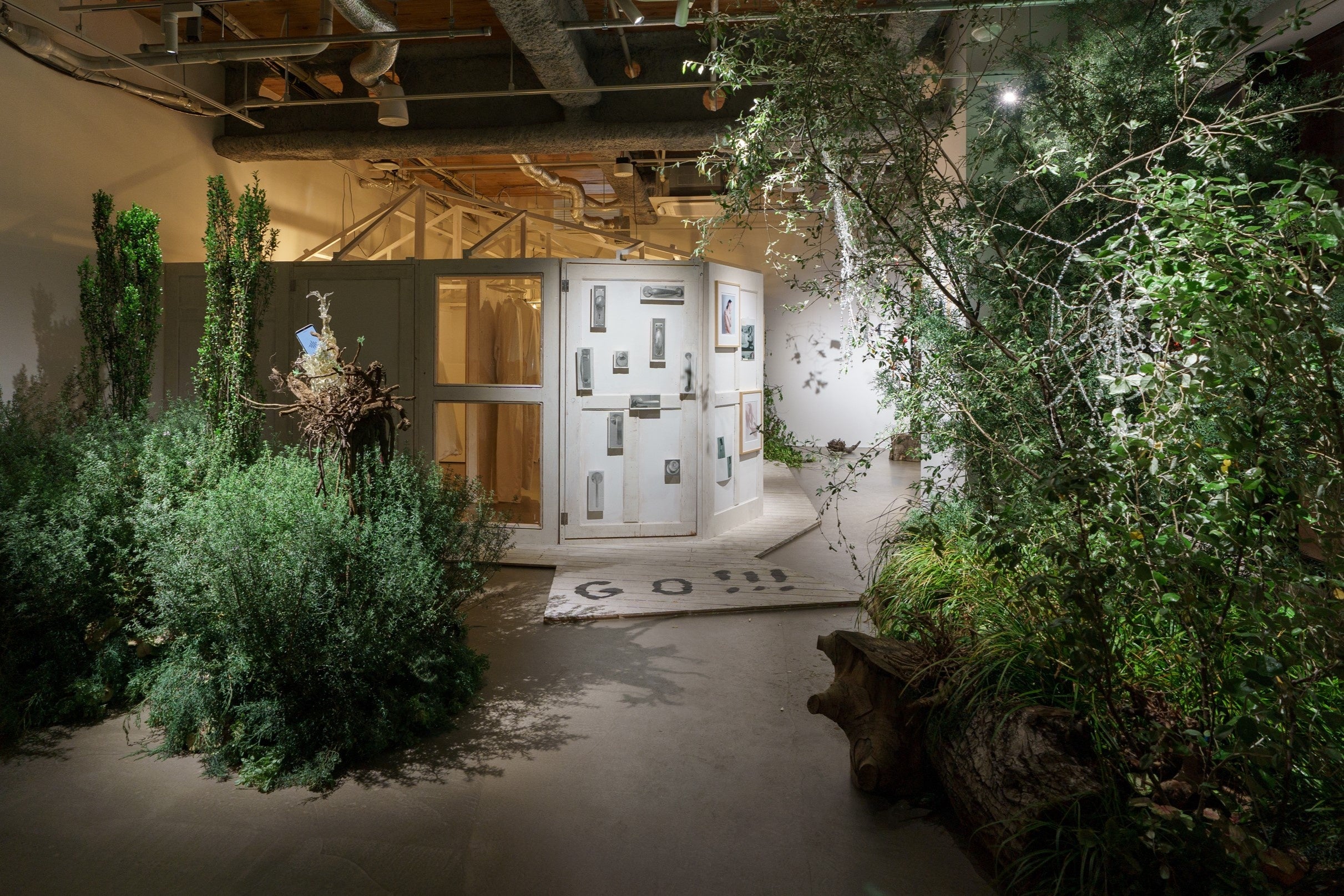 羊文学 のアルバム『12 hugs (like butterflies)』を題材にした企画展