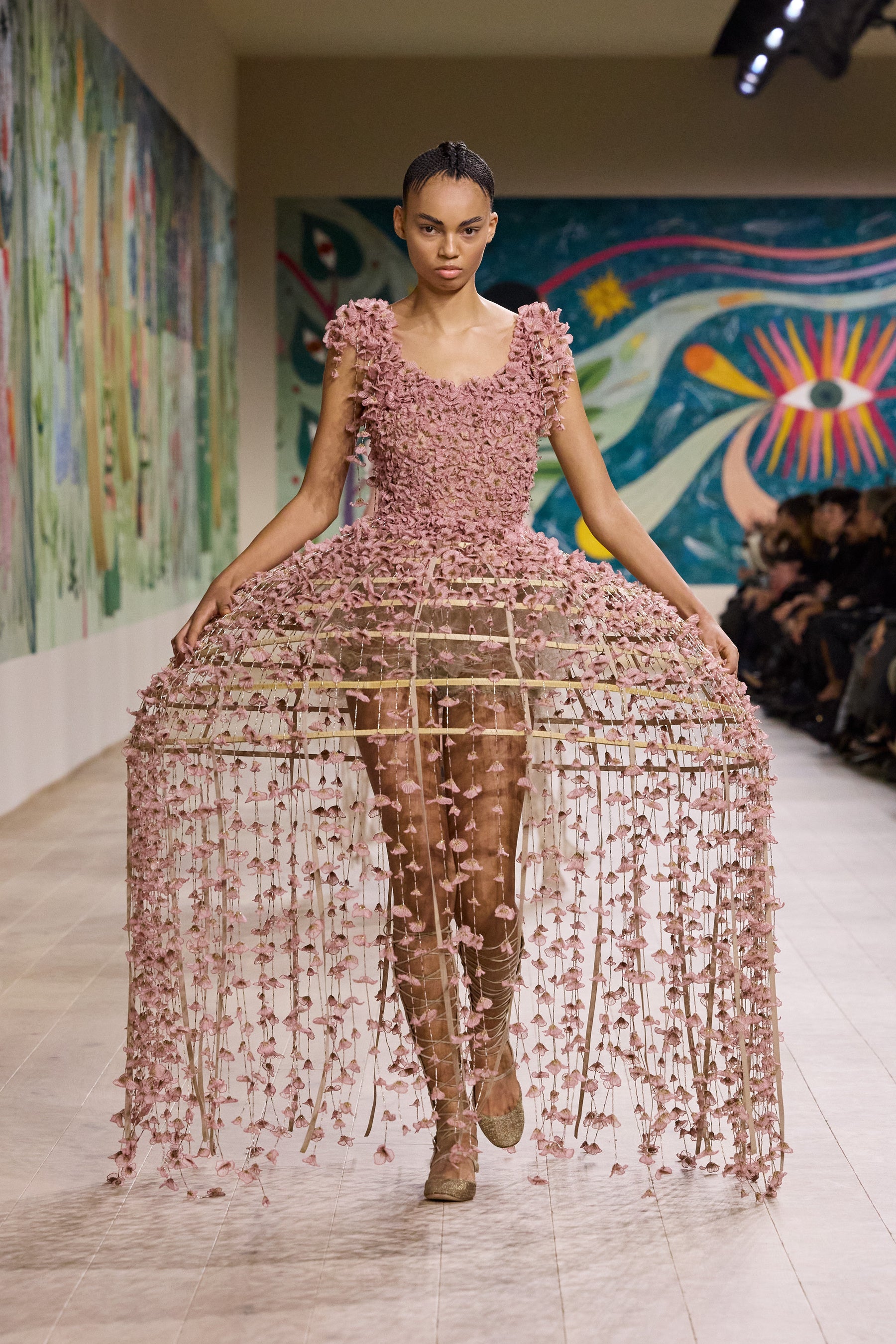 DIOR】「アリスの庭」を連想させる花々のドレス | クリスチャン