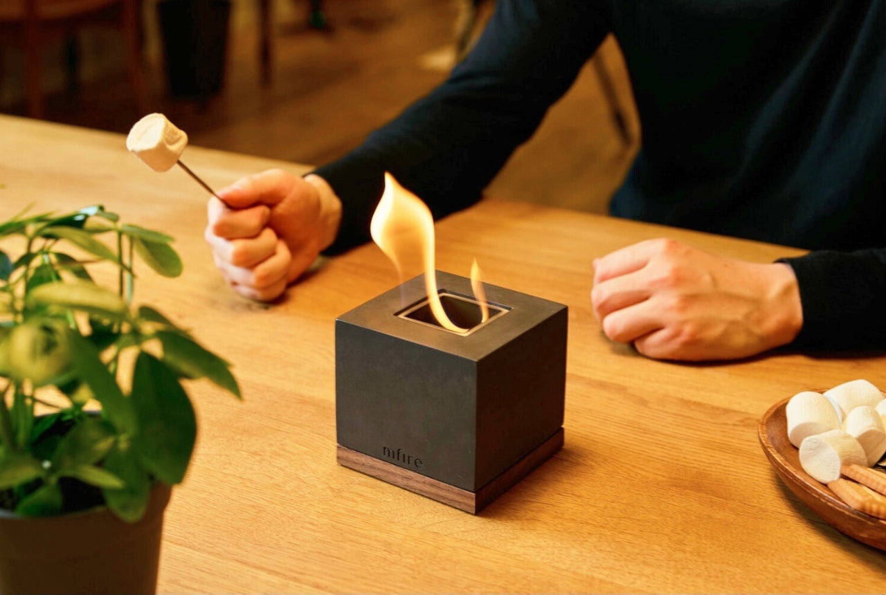 お部屋で焚き火を楽しむ。ニオイも煙もない室内用コンパクト焚き火台