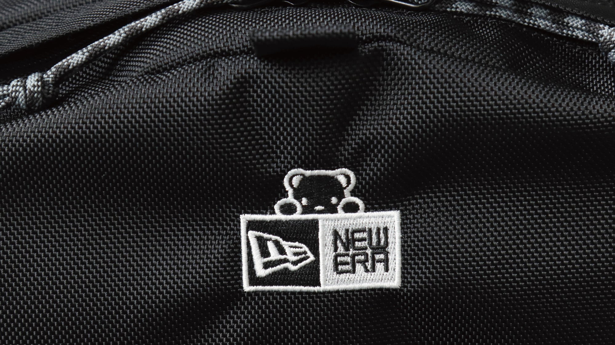 コラボレーションロゴが初登場！ NEW ERA®ロゴからお顔を出したクマ