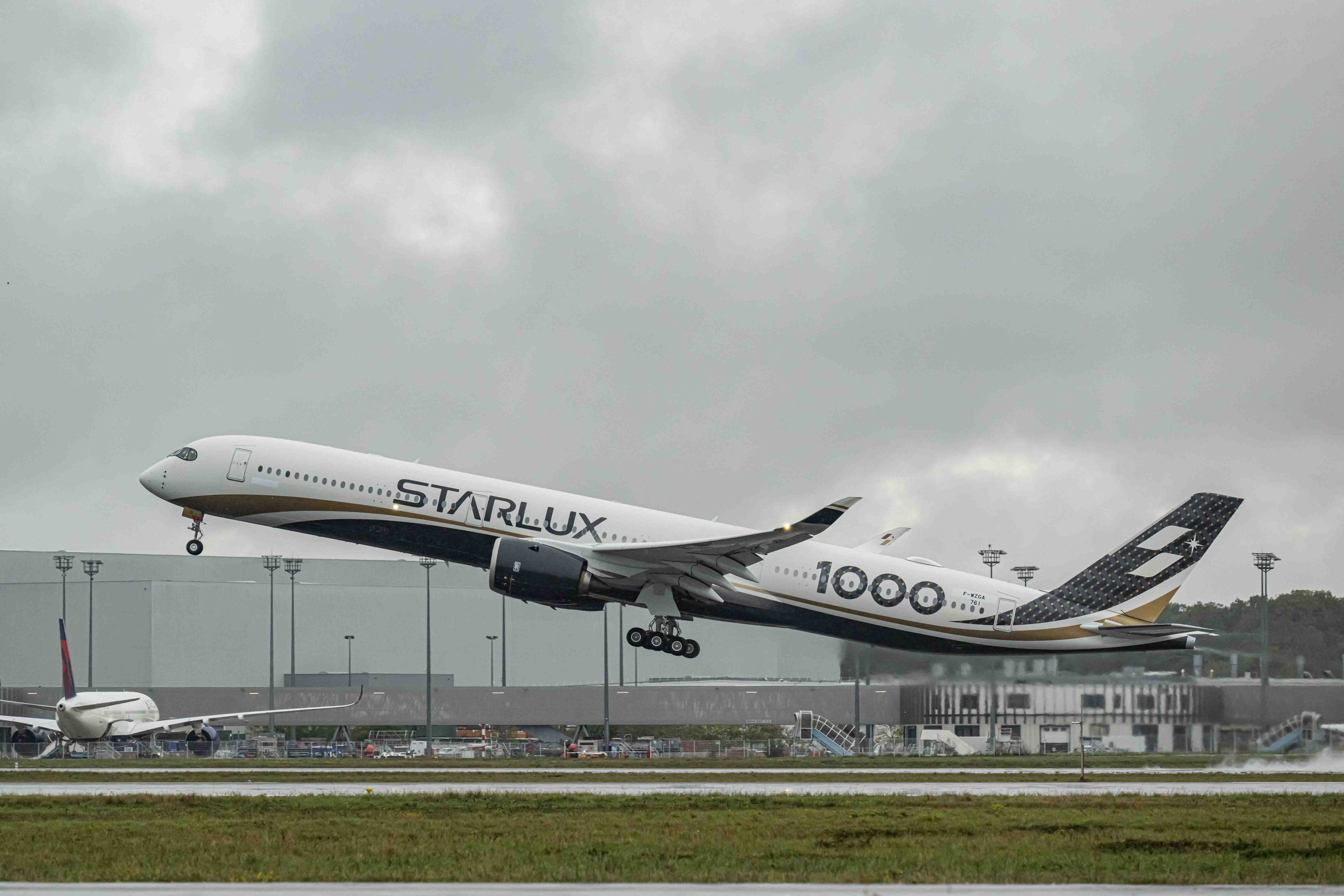 スターラックス航空のA350-1000初号機を引き渡し | エアバス・ジャパン