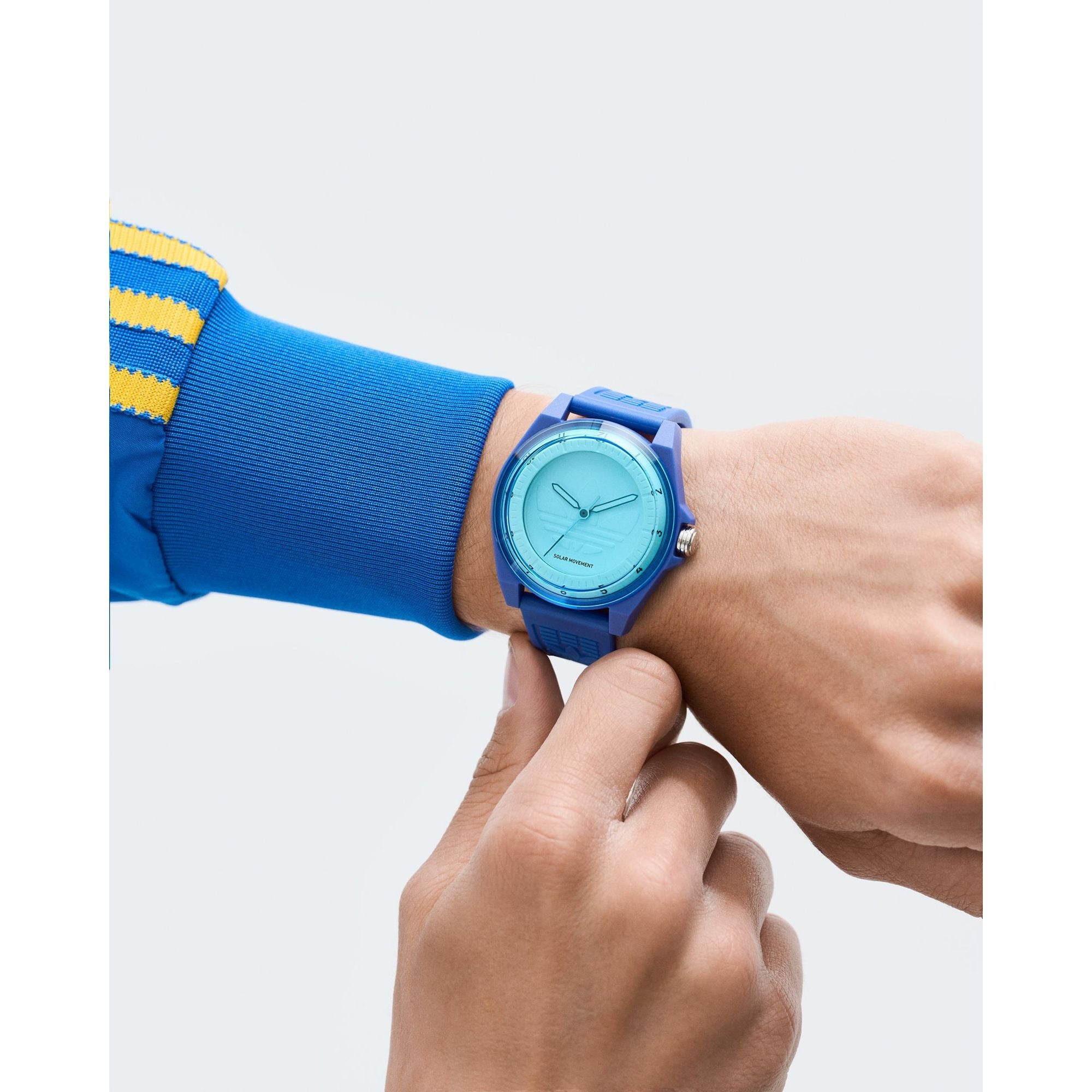 adidas Originals(アディダス オリジナルス)」、カラーアクリル風防の