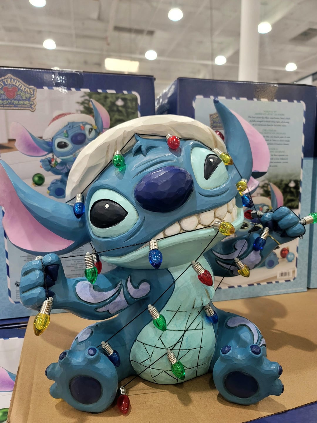 ジム・ショア スティッチ クリスマス像（ノースリッジCA倉庫） : r/Costco
