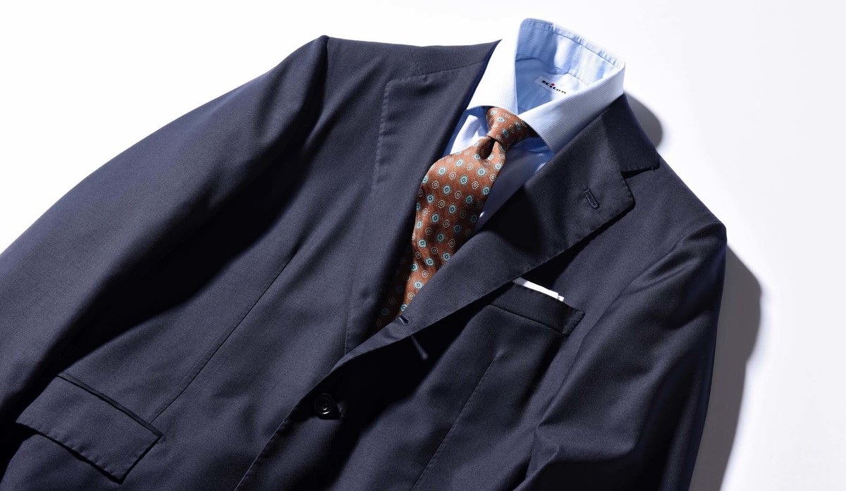 キートン」のネイビースーツからあふれるオーラは別次元の存在だ