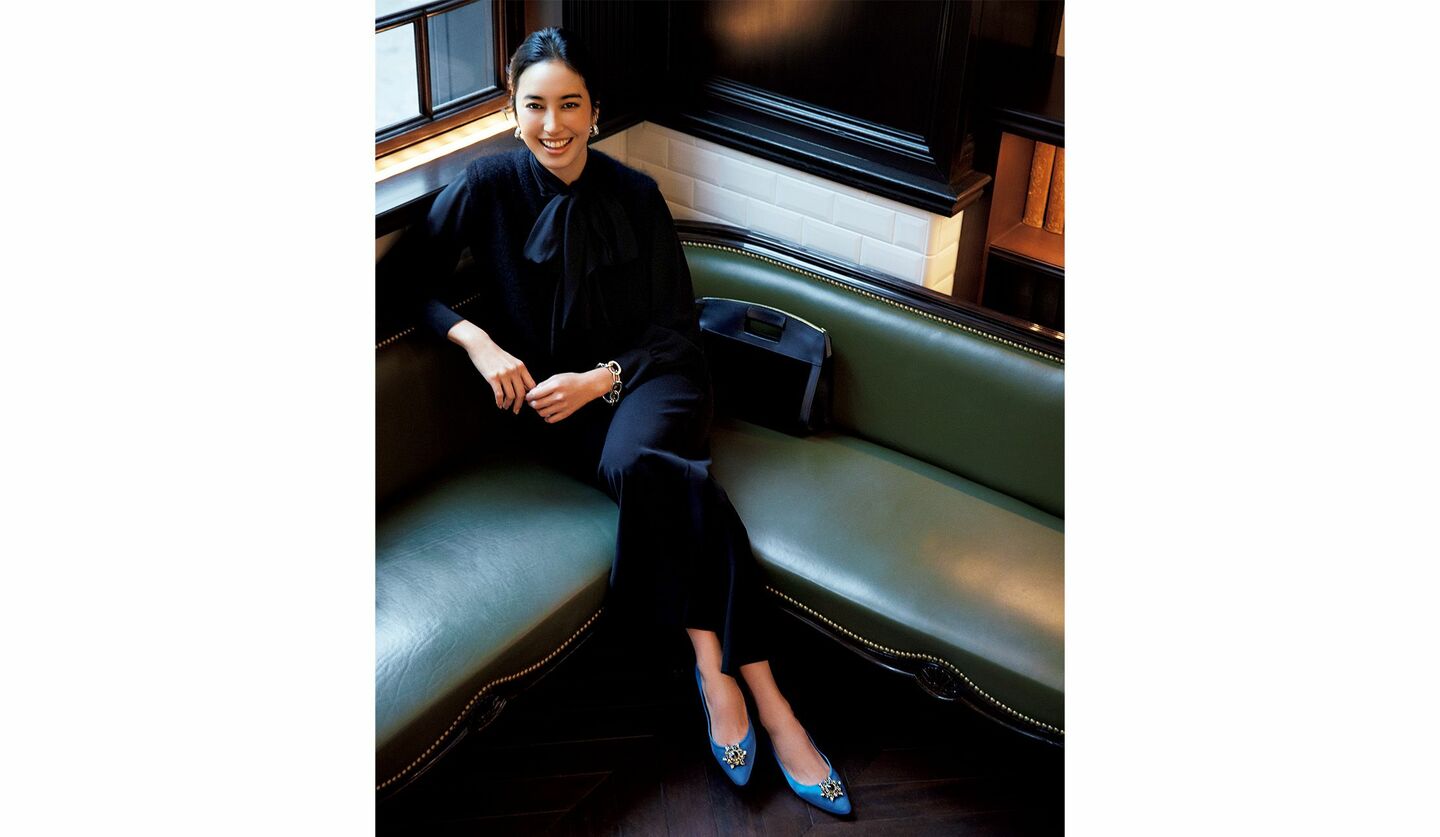 マノロ ブラニク「CASSINA」のロイヤルブルー＆ビジューがおしゃれに