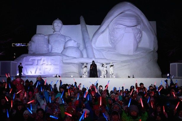 さっぽろ雪まつり『スター・ウォーズ』シリーズの巨大雪像にファン熱狂