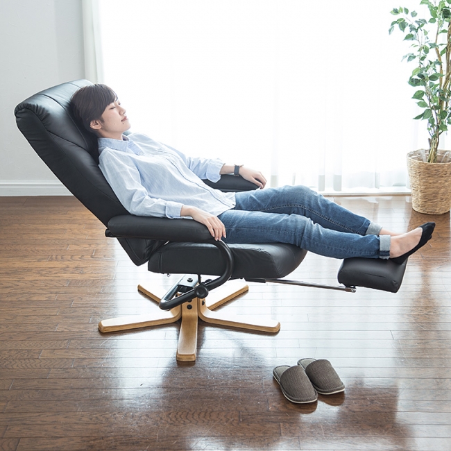木のぬくもりを感じられる木製脚のオットマン付きリクライニングチェア