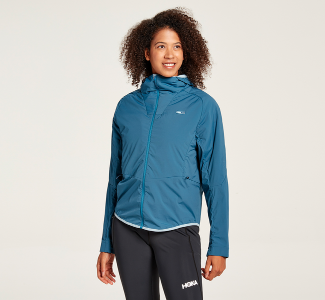 HOKA ONE ONEのアパレルコレクションに、春夏のアクティビティに最適な