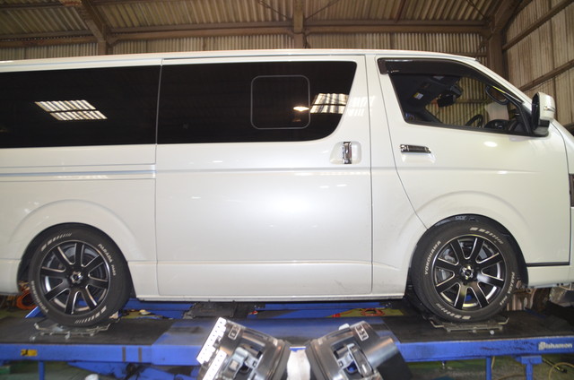 GDH201V ハイエース 玄武1.5インチローダウンブロック取り付け