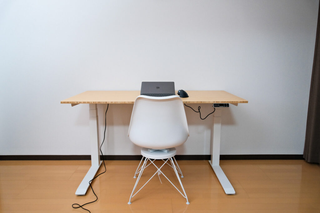 広々とした収納力が魅力！”コの字型”電動昇降デスク「FlexiSpot E7 Pro