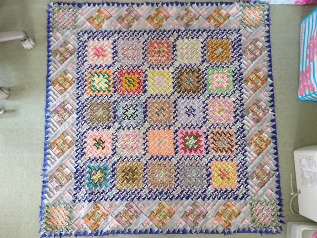 パッチワークタペストリー「アラウンドザワールド」キルトトップ完成