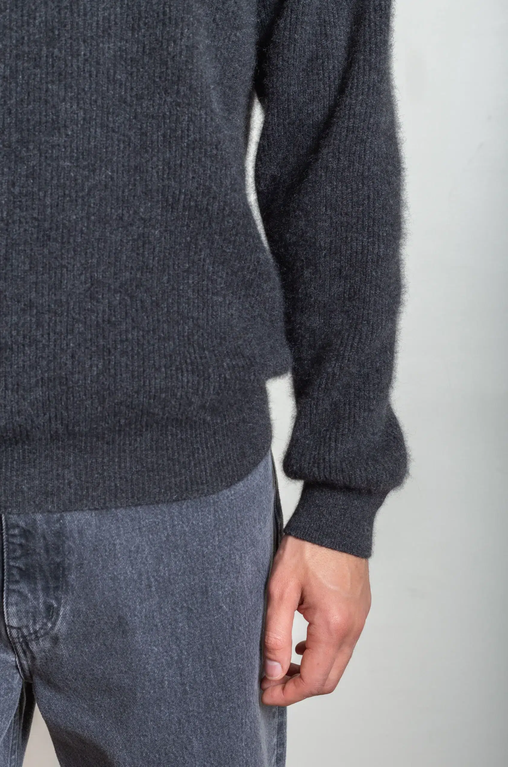 Batoner - CASHMERE FOX CREW NECK - CHARCOAL