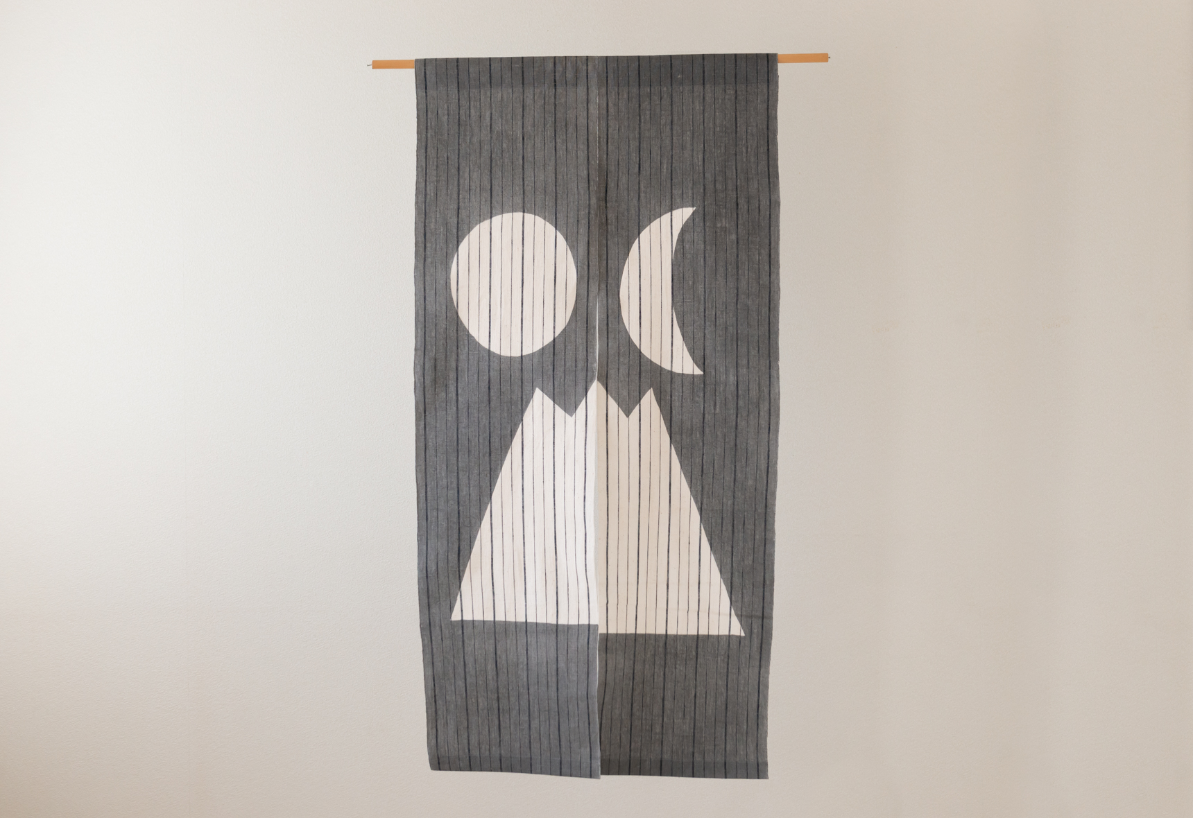 山内武志展 型染めのれん「山月日(大柄)・グレー」 | オンライン