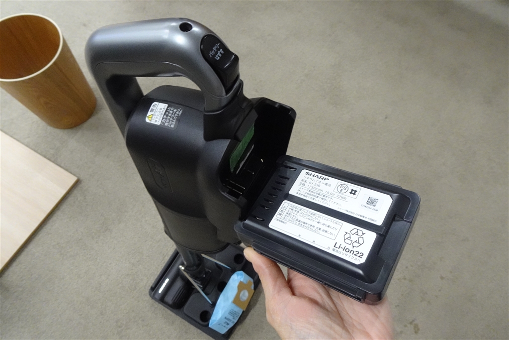 価格.com - 『交換式バッテリーを採用。専用の充電器で取り外して充電