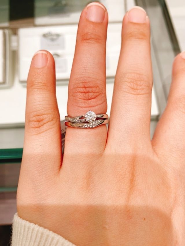 プラチナ950 婚約指輪には抜け感がありヌーディーな感じが演出されて