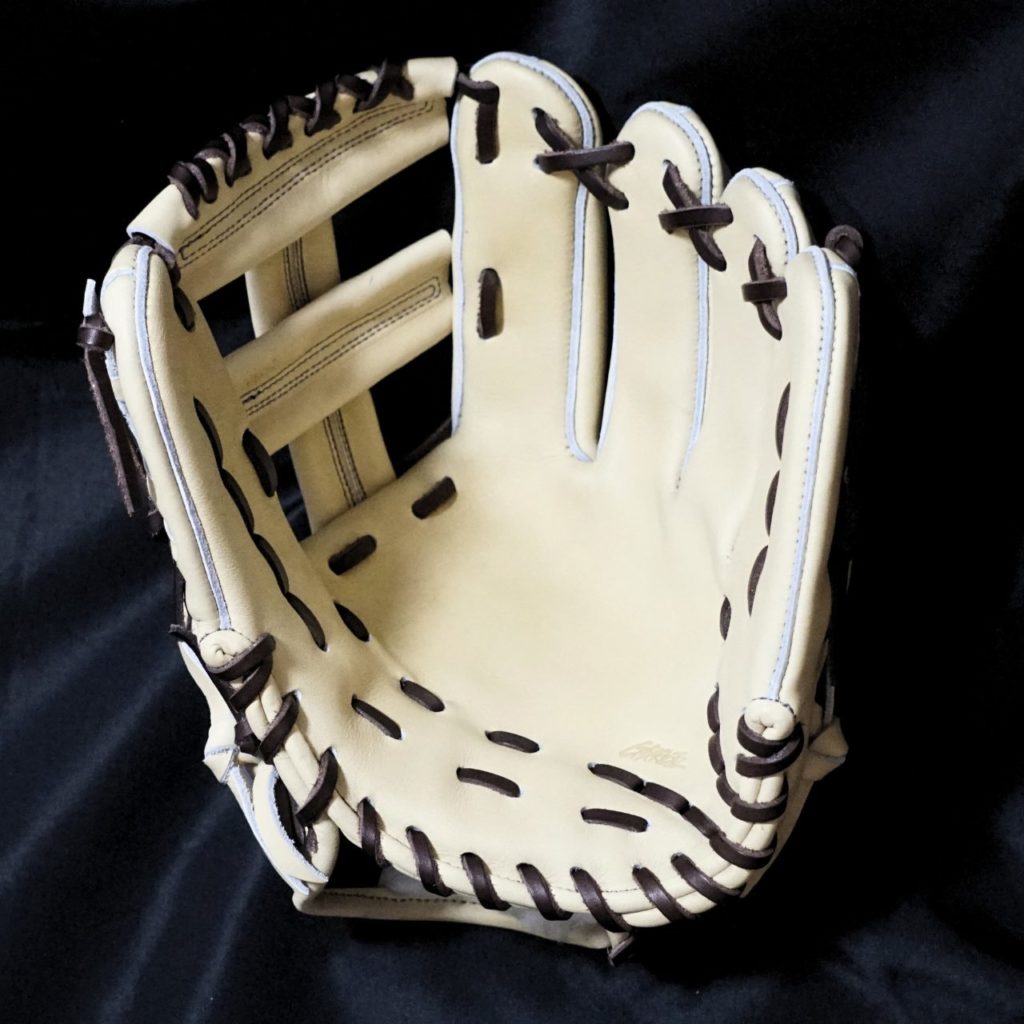 スマホ越しに実寸大でグラブを見る | 【R-GRACE】アールグレイス