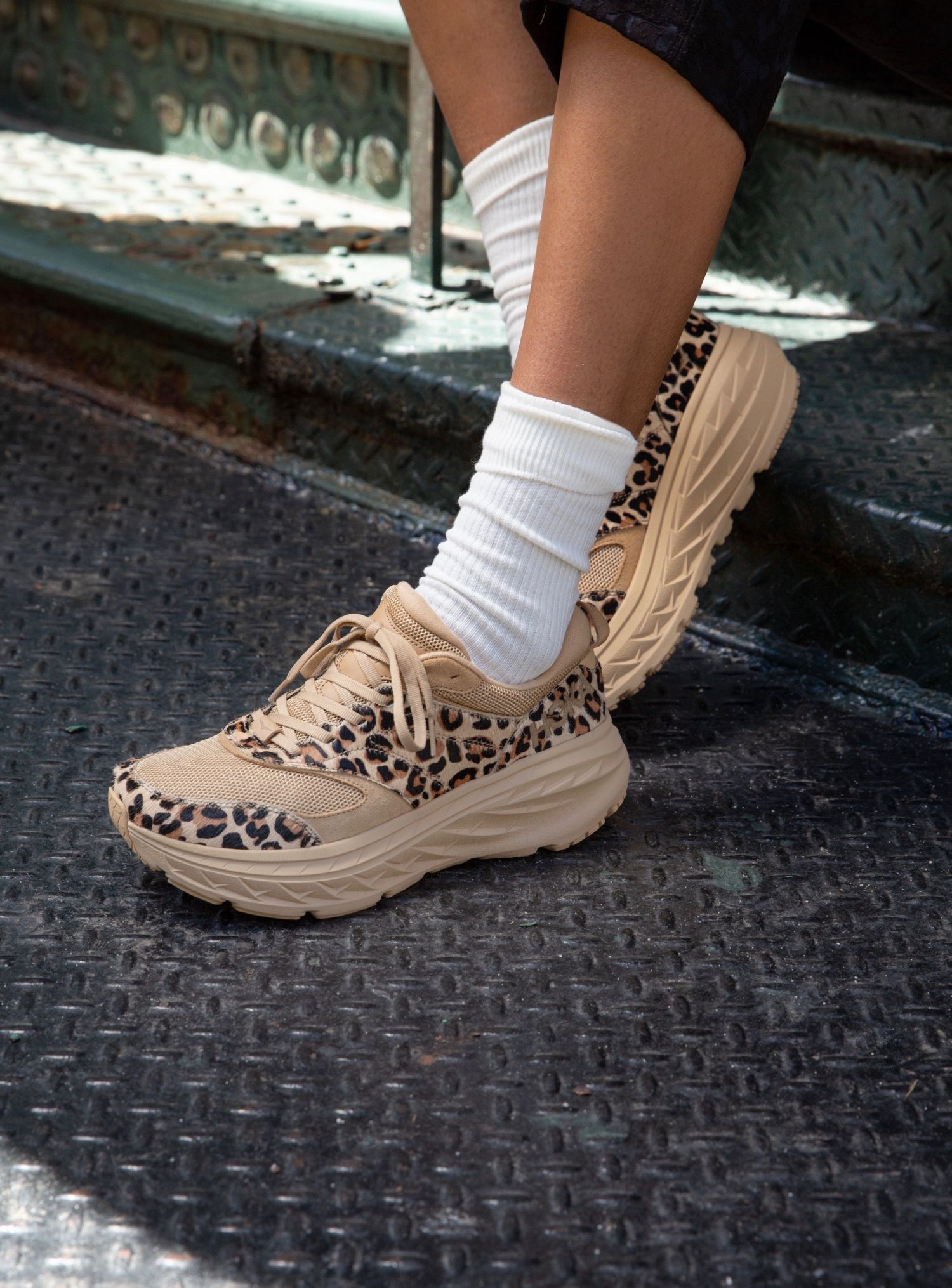 HOKA ONE ONE（ホカ オネオネ）」と「ENGINEERD GARMENTS（エンジニア