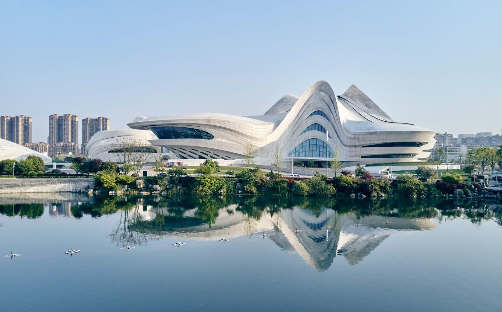 Zaha Hadidが手掛けた中国・長沙美渓湖国際文化センターがオープン