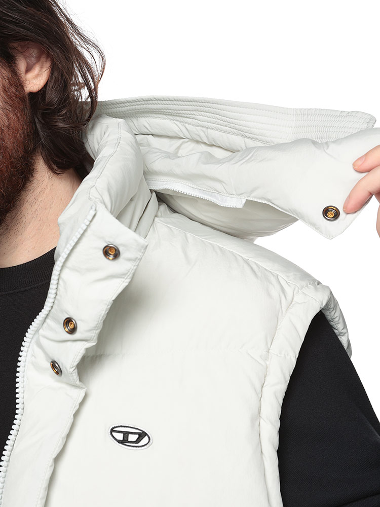 DIESEL (ディーゼル) フード着脱 ナイロン ロゴパッチ ダウンベスト