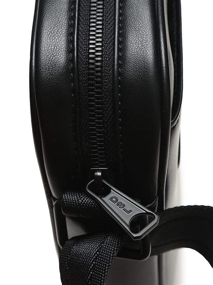 DIESEL (ディーゼル) オーバルD ロゴ フェイクレザー ボディバッグ