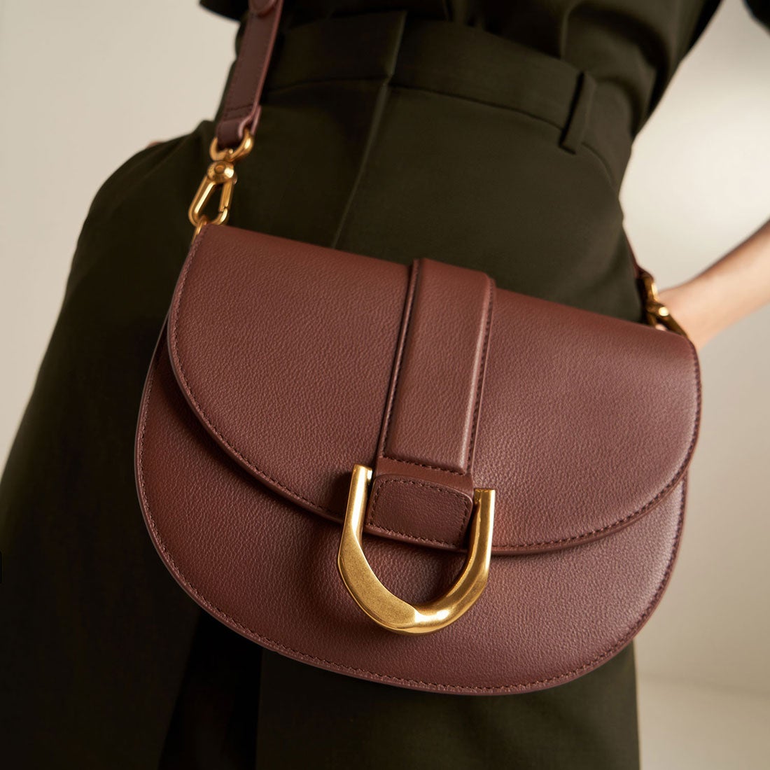 CHARLES & KEITH Gabine ガビーヌ サドルバッグ 【再入荷】（Brown
