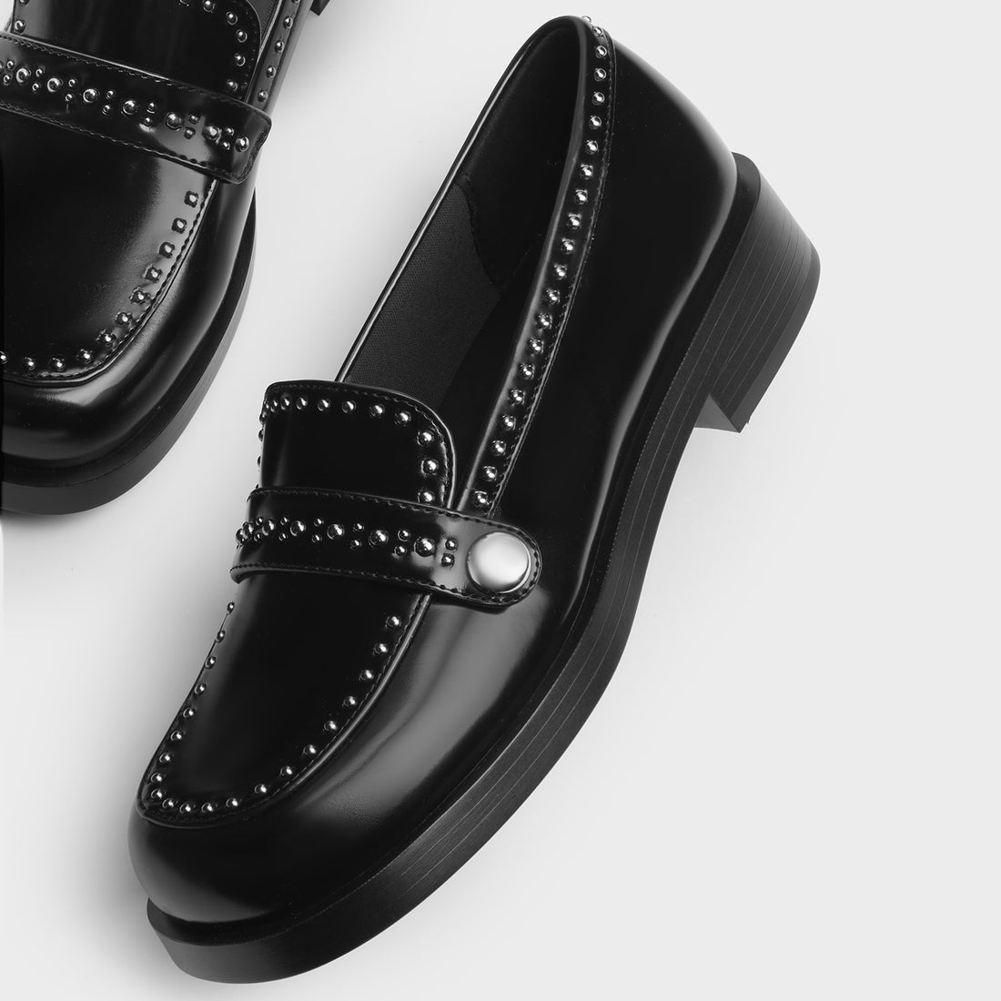 CHARLES & KEITH スタッズ ローファー （Black Box） - ファッション